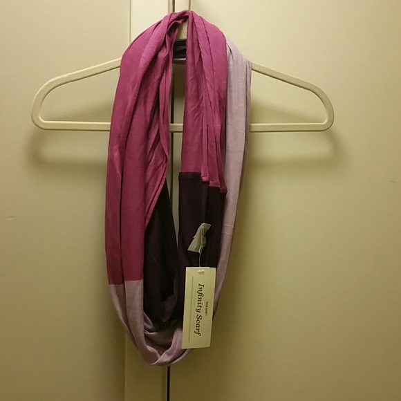 Old Navy Accessories - NWT  Old Navy Infinity Scarf